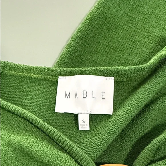 Elegant Green Sleeveless Dress - Picture 3 of 3